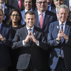 l presidente galo, Emmanuel Macron (c), posa para una foto con los miembros de la comisión de evaluación del Comité Olímpico Internacional (COI) tras una reunión en París (Francia) hoy, 16 de mayo de 2017.
