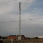 Dos mujeres observan la torre sobre la que se colocará la antena