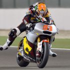 Rabat celebra sobre su moto la victoria en Moto2 tras una carrera dominada por el español.