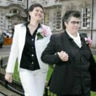 Shannon Sickels y  Grainne Close, tras casarse ayer