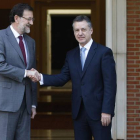 El presidente del Gobierno, Mariano Rajoy, se reúne con su homólogo en el País Vasco, Iñigo Urkullu, el 30 de enero del año pasado.
