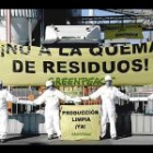 Greenpeace protesta en las calles de Barcelona contra los residuos nucleares. este grupo ecologista siempre ha destacado por la originalidad de sus protestas.