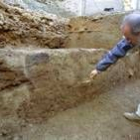 Victorino García Marcos muestra la segunda muralla de la Legio VI en un solar de la plaza del Conde