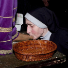 Una religiosa benedictina, realizando el besapiés en Sahagún. ACACIO