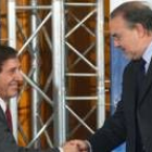 Ángel Villalba da la mano a Pedro Solbes en la jornada de Valladolid