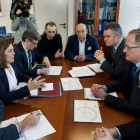 Marcos (izquierda), durante la reunión que mantuvo ayer en la Comisión Europea. HORST WAGNER / EFE