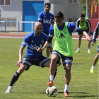 Acorán controla el balón ante Pablo Infante en un entrenamiento de la Deportiva.