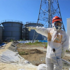 El ministro japonés de Industria, Toshimitsu Motegi (con casco rojo), inspecciona las instalaciones de Fukushima.