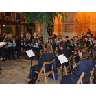 La banda municipal de Santa María del Páramo en un concierto de verano del año pasado. DL