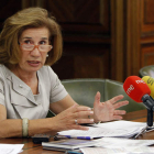 La concejala de Bienestar Social presentando la guía.