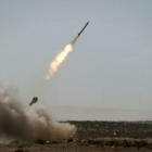 Rebeldes libios lanzan un cohete cerca de Brega.
