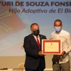 Courel entrega a Yuri el título de Hijo Adoptivo del Bierzo. DE LA MATA
