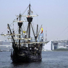 La embarcación española Nao Victoria entrando en la bahía de Tokio, Japón, en el año 2005 para emular la hazaña de Magallanes.