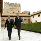 El primer ministro irlandés y presidente de turno de la Unión Europea (UE), Enda Kenny, y el jefe del Ejecutivo, Mariano Rajoy, este domingo, 28 de abril, en la Alhambra de Granada.