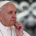 El papa Francisco firmó la orden que obliga a todos los miembros de la Iglesia a denunciar de inmediato los abusos sexuales.