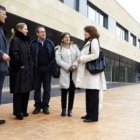 La gerente de la asociación, Flor Juan, a la derecha, atiende a los empresarios ecuatorianos.