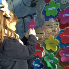 Una niña coloca un árbol en San Andrés en una iniciativa municipal para recordar a los nacidos. DL