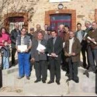 Los apicultores posan con Reyero tras recibir sus diplomas