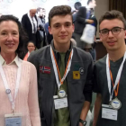 Los dos alumnos premiados, junto a su profesora. DL