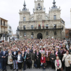 Los participantes en el encuentro inmortalizan la jornada, posando delante de la fachada del Ayuntamiento de Astorga para dar un testimonio de vitalidad. RAMIRO