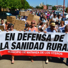 Cabeza de la manifestación que tuvo lugar ayer en Valencia de Don Juan . MEDINA