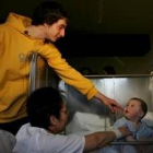 Varios de los jugadores de Baloncesto León, durante la entrega de regalos a los niños en el hospital