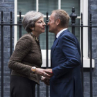 May y Tusk se saludan, ayer, en el número 10 de Downing Street. WILL OLIVER