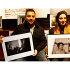 Manuel Olmos y Silvia Sánchez posan con sus fotografías.