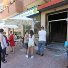 El incendio en el portal causó un gran revuelo en el vecindario de la Avenida de América. L. DE LA MATA