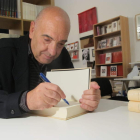 Agustín Delgado, firmando su antología poética ‘Espíritu áspero’, aparecida en el 2010.