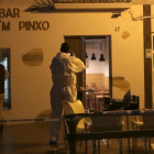 La policía científica, ante el bar donde ocurrió el tiroteo.