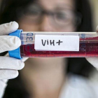 Una investigadora de la Facultad de Medicina del Hospital Germans Trias i Pujol, en Badalona, inspecciona una muestra con VIH