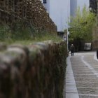El adarve de las cercas, sobre el que crece las hierbas, tenía proyectadas escaleras y una barandilla de seguridad que nunca de llegaron a ejecutar.