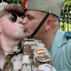 Dos participantes en una edición anterior del Día del Orgullo Gay en Madrid.
