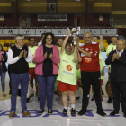 El encuentro entre Ademar y Soltra culminó con la entrega de trofeos en el Palacio. FERNANDO OTERO