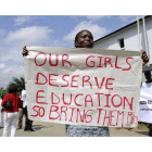 Una mujer sostiene una pancarta por la liberación de las niñas secuestradas, en Abiyán (Costa de Marfil), este lunes.