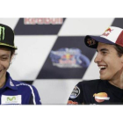 Márquez (derecha) bromea con Rossi en la sala de prensa del nuevo circuito de Termas de Río Hondo.