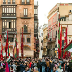 Los 32 pendones leoneses que han desfilado en la tarde de este sábado por las calles de Sevilla para celebrar los Días de León en la capital hispalense lo han hecho con un crespón negro como señal de luto por el triste desenlace del rescate de Julen.