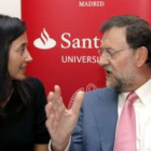 La diputada Ana Torme charla con Mariano Rajoy en un curso en San Lorenzo de El Escorial.