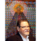 El artista Alfredo Arreguín ante una de sus obras.