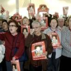 La familia celebra un rito de la Iglesia Evangélica de Filadelfia