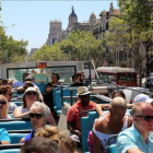 Visitantes de Barcelona en el bus turístico.