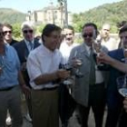 Ángel Villalba durante su visita ayer a la feria del Camino de Santiago de Villafranca del Bierzo