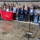 Concentración solidaria con los afectados por el terremoto de Marruecos ayer, en la plaza de Botines en León. RAMIRO