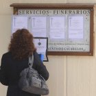 La esquela colocada en la plaza Mayor hizo parar a los vecinos.