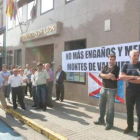 La protesta del PB, ayer a la puerta de la Diputación.