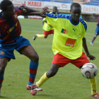 Arriba, Fabrice Olinga en León. Abajo, con el Málaga.