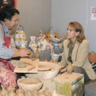 Cospedal visitó la Feria de Artesanía de Castilla-La Mancha.