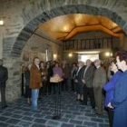 El párroco de Cacabelos explicaba ayer a los vecinos las obras emprendidas en la ermita de San Roque