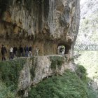 La comitiva recorrió la Ruta del Cares para conocer la recién estrenada pasarela.